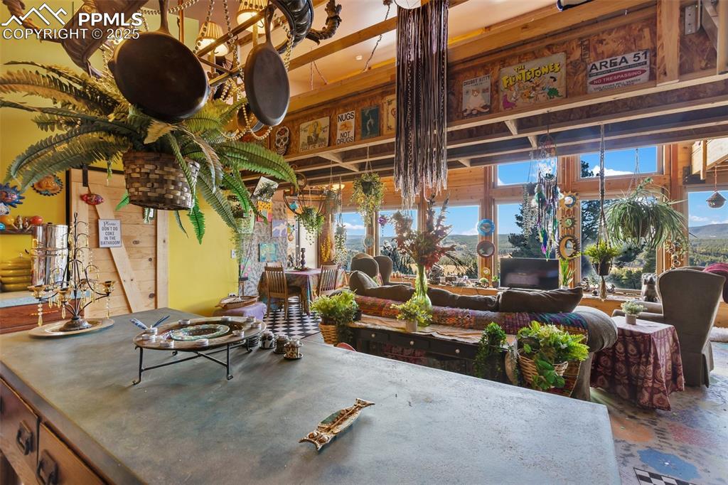 Image 7 of 50: Kitchen