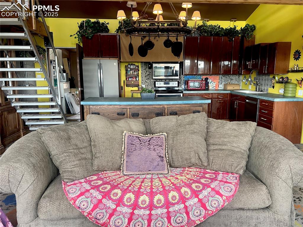 Image 8 of 50: Living Room