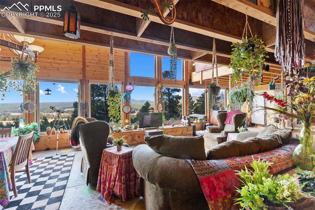 Image 9 of 50: Living Room