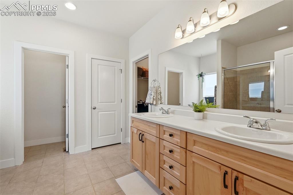 Image 21 of 43: Bathroom