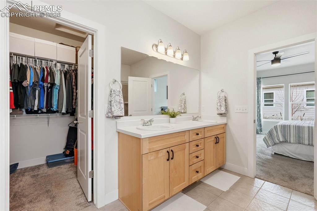 Image 23 of 43: Bathroom