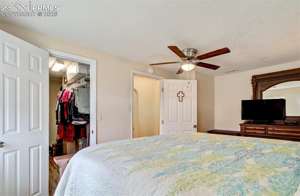 Image 11 of 25: Bedroom