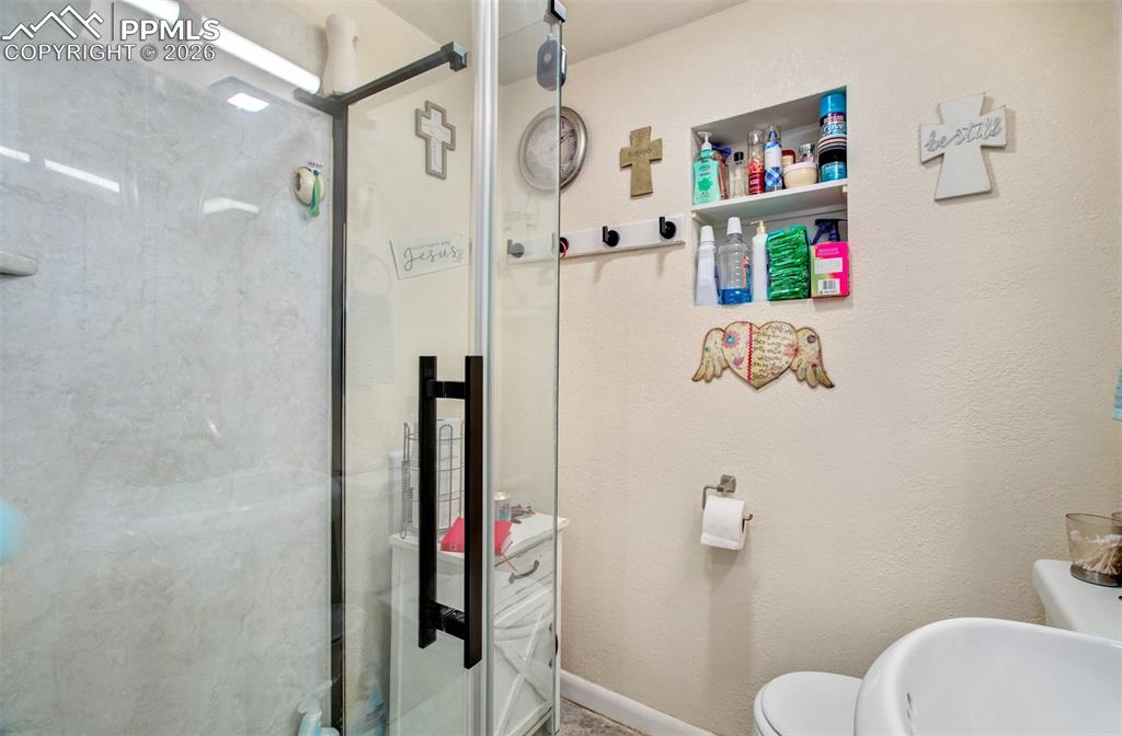 Image 14 of 25: Bathroom
