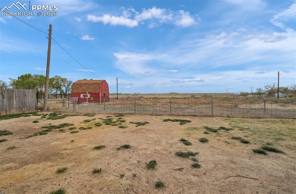 Image 17 of 25: Yard