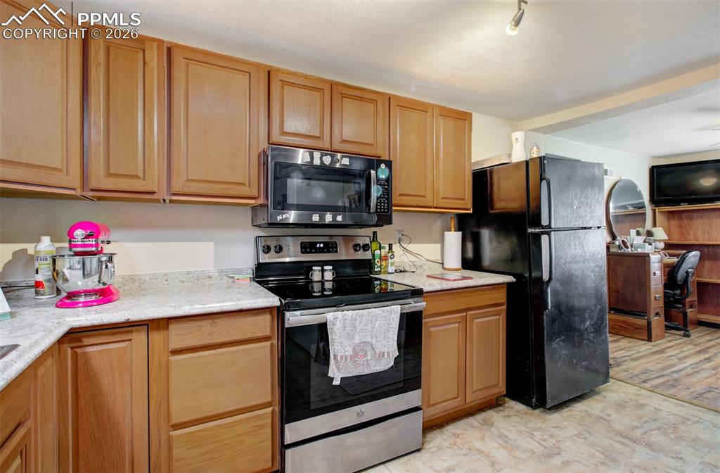 Image 2 of 25: Kitchen