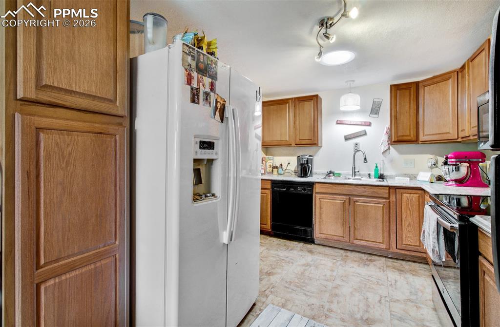 Image 3 of 25: Kitchen