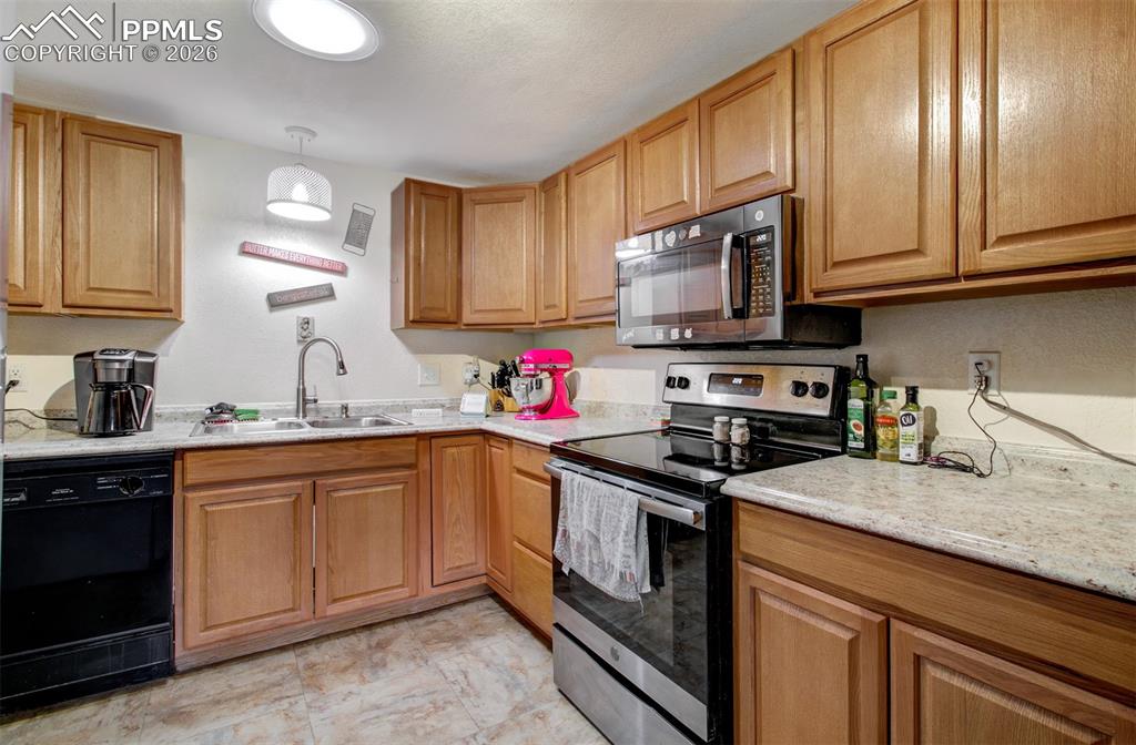 Image 4 of 25: Kitchen