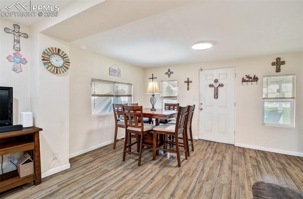 Image 6 of 25: Dining Area