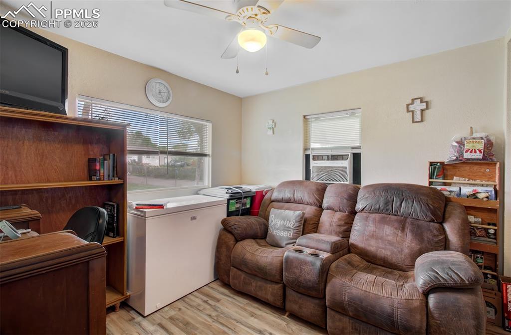 Image 9 of 25: Office