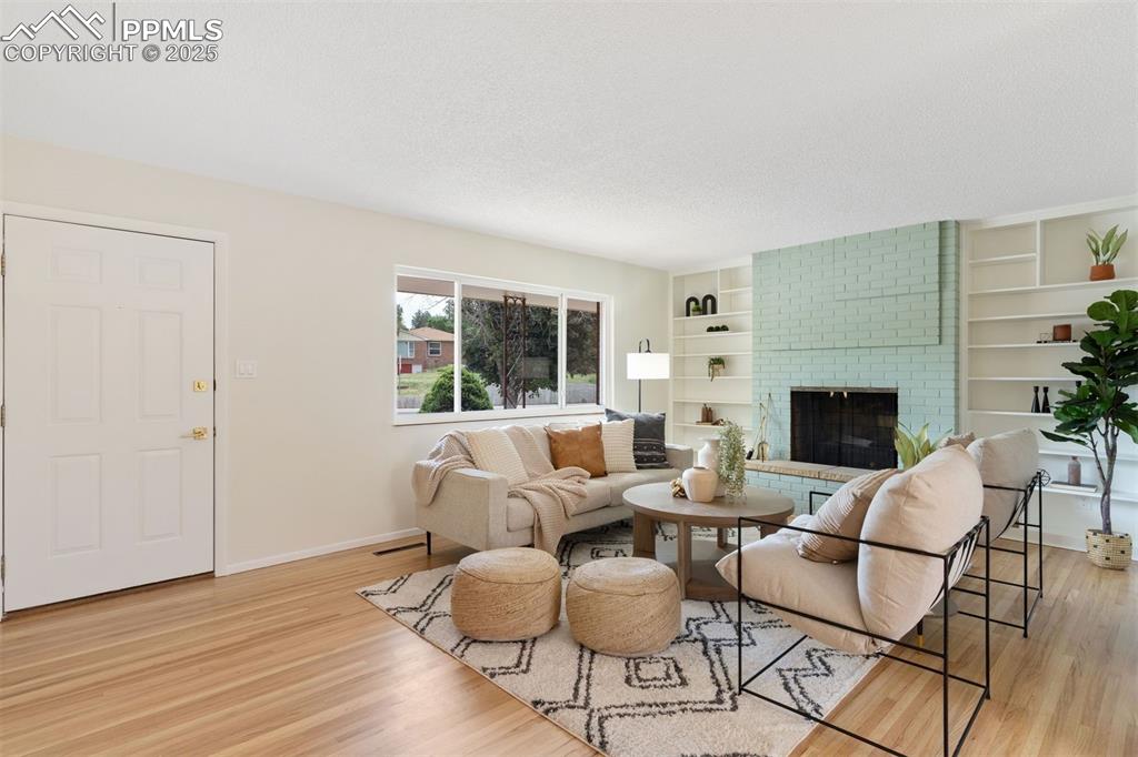 Image 19 of 37: Living Room