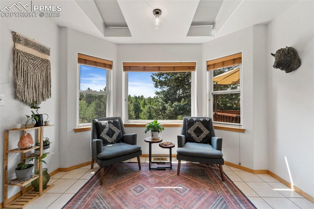 Image 16 of 48: Sitting Room