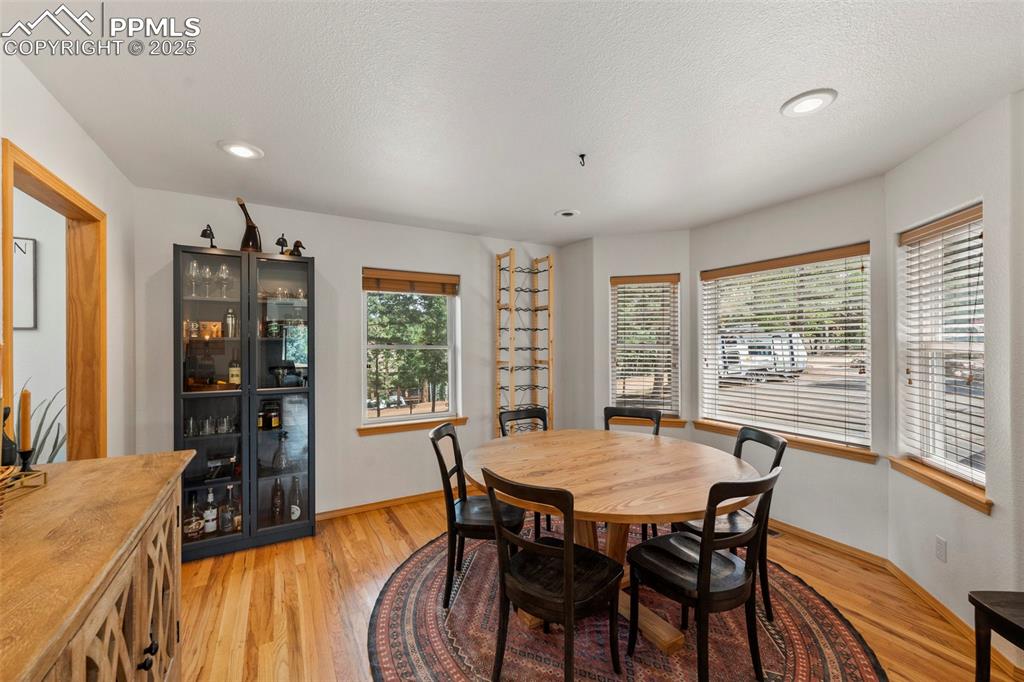 Image 17 of 48: Dining Area