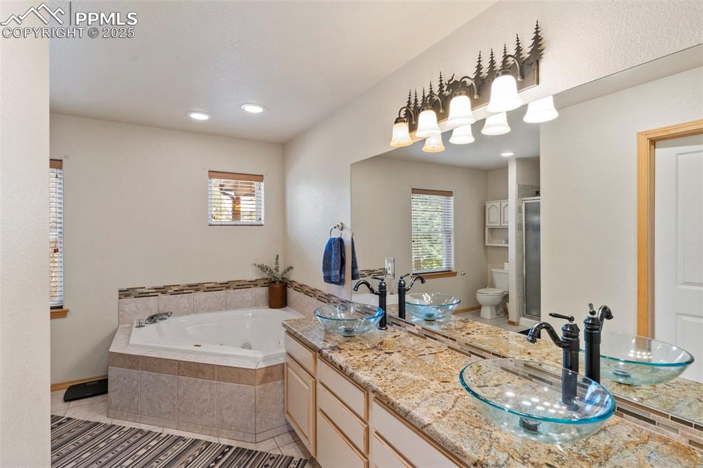 Image 21 of 48: Bathroom