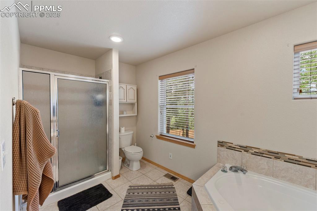 Image 22 of 48: Bathroom