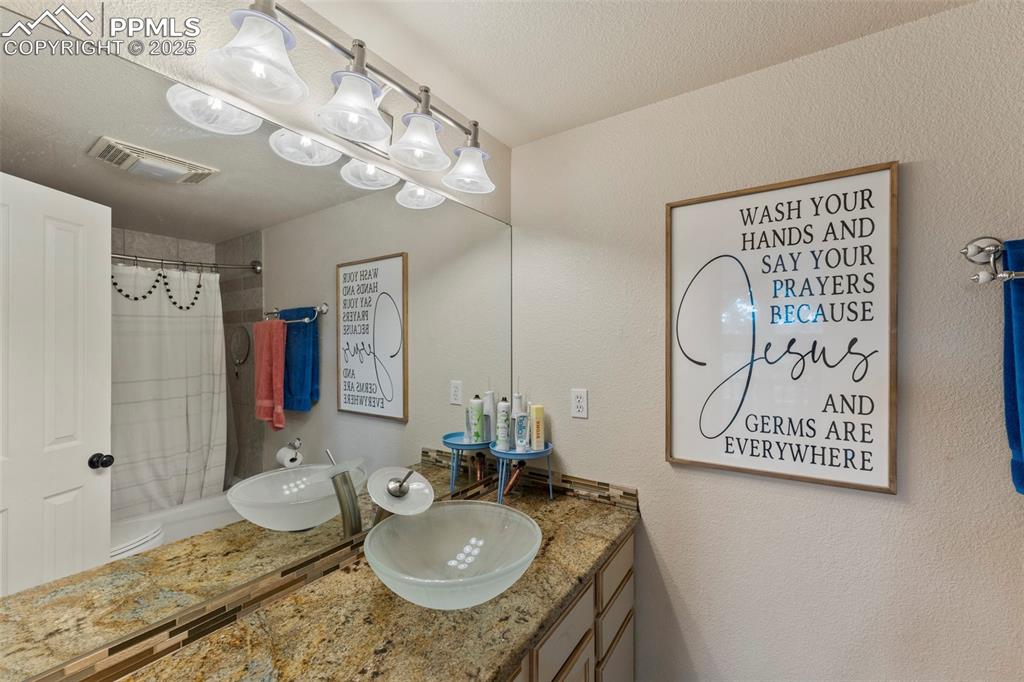 Image 26 of 48: Bathroom