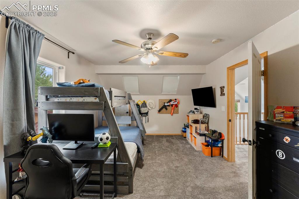 Image 32 of 48: Bedroom