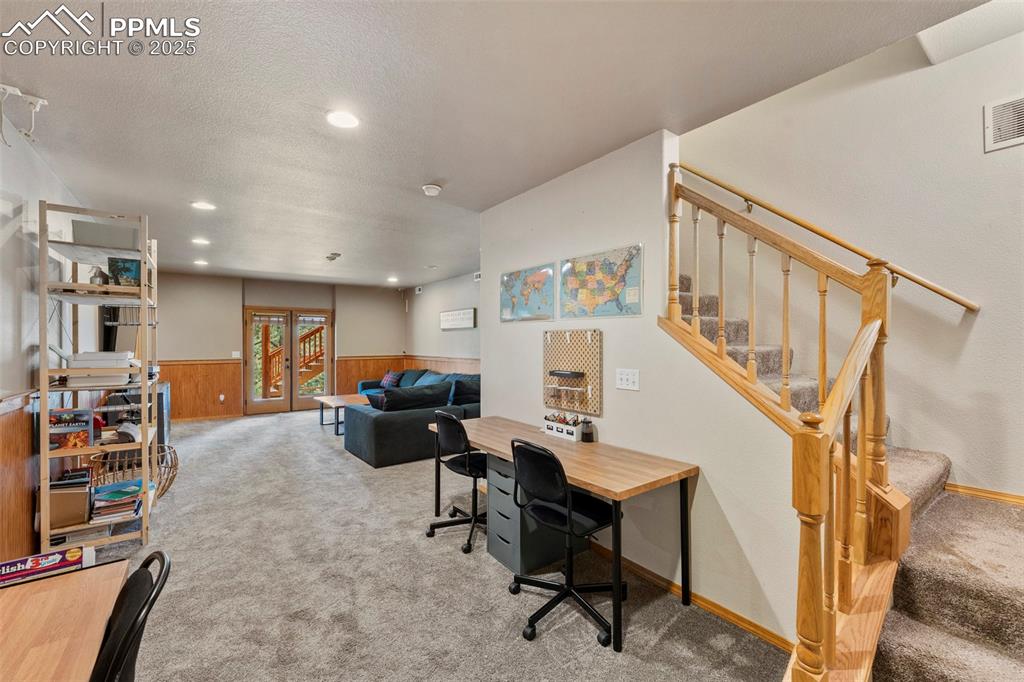 Image 33 of 48: Office