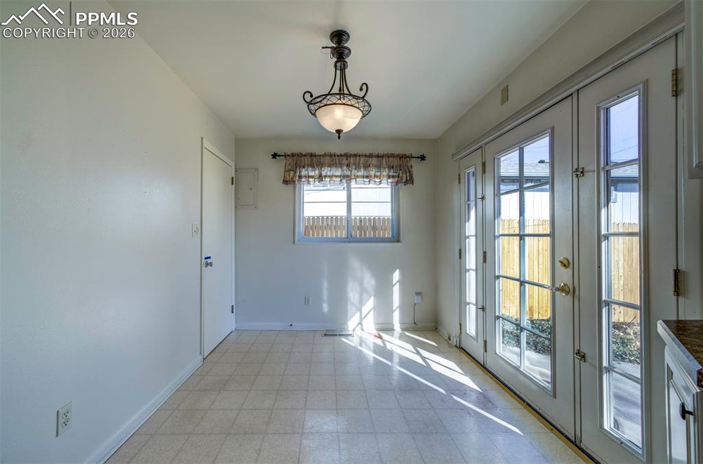 Image 10 of 40: Dining Area