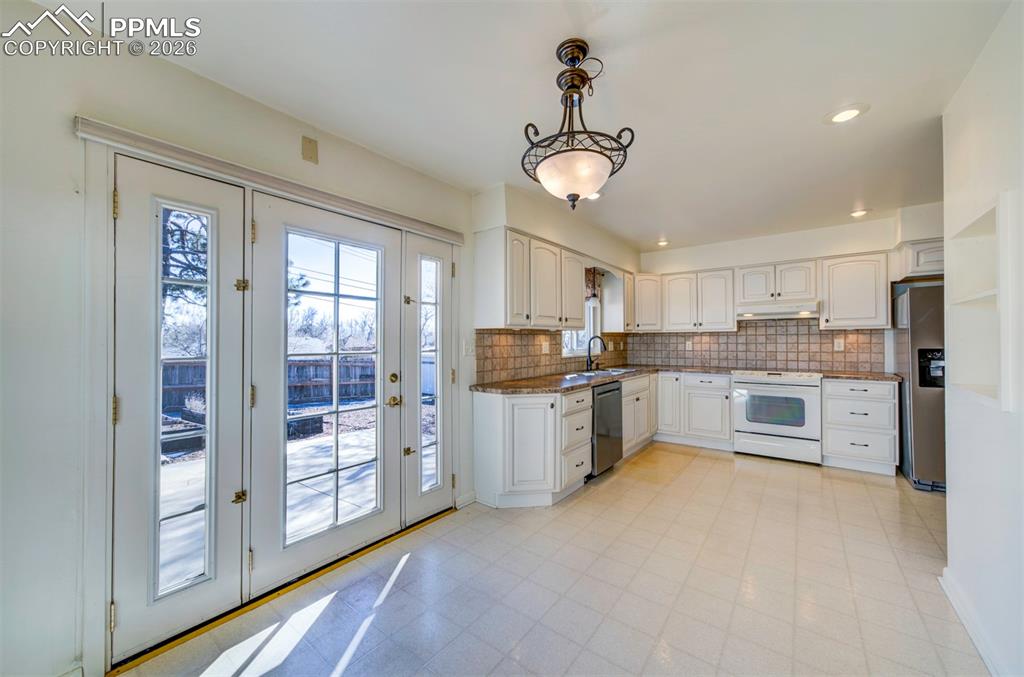 Image 12 of 40: Eat in kitchen area (dining room)