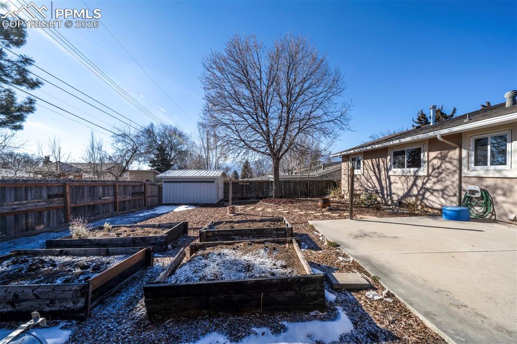 Image 38 of 40: Large backyard