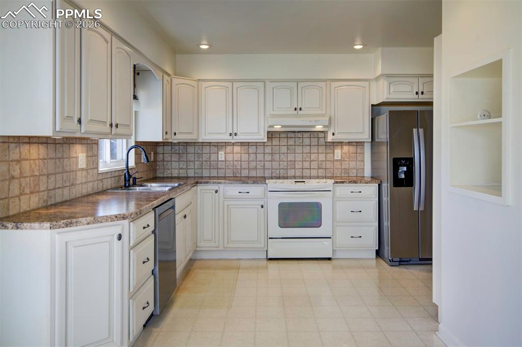 Image 8 of 40: Kitchen