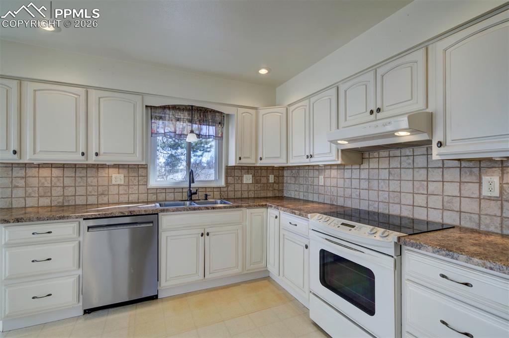 Image 9 of 40: Kitchen