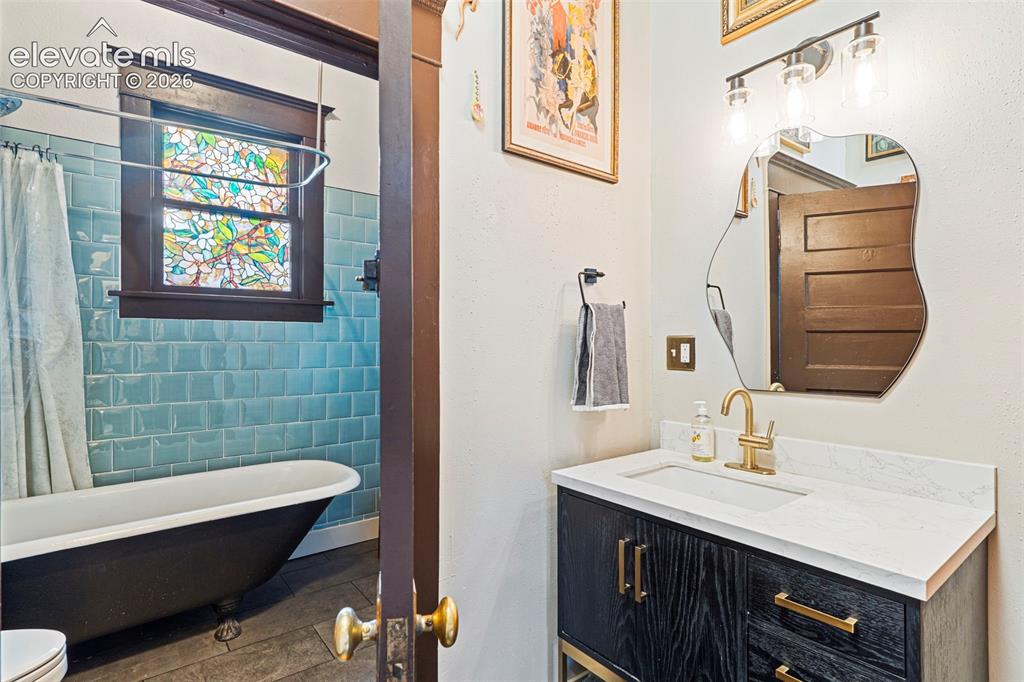 Image 10 of 20: Bathroom