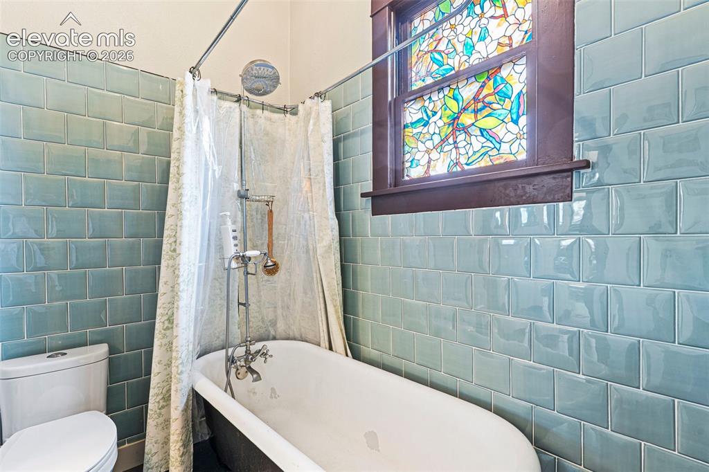 Image 11 of 20: Bathroom