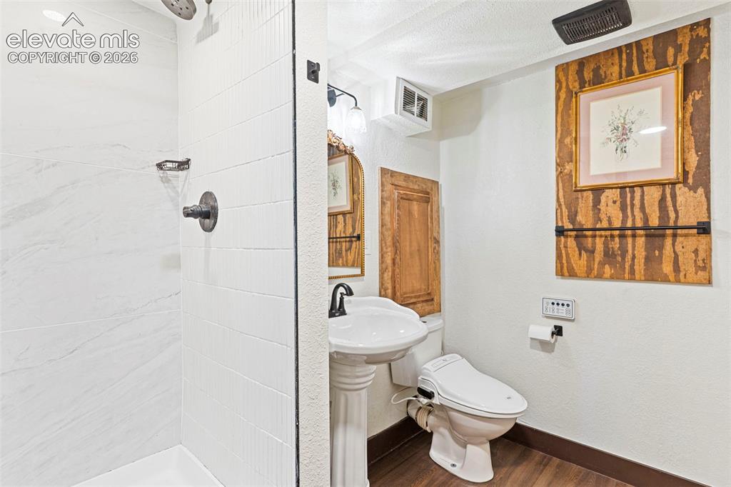 Image 13 of 20: Bathroom