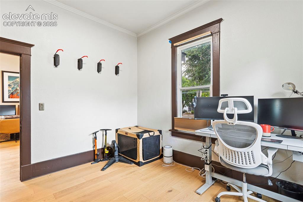 Image 15 of 20: Bedroom
