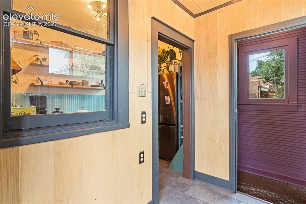 Image 17 of 20: Entry