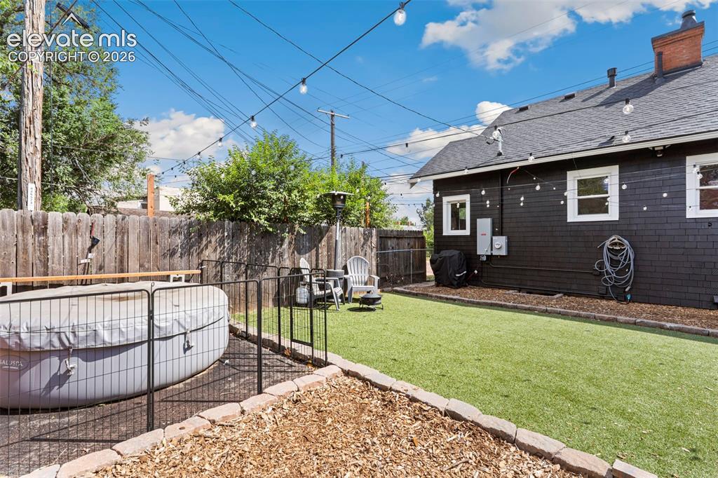 Image 18 of 20: Yard