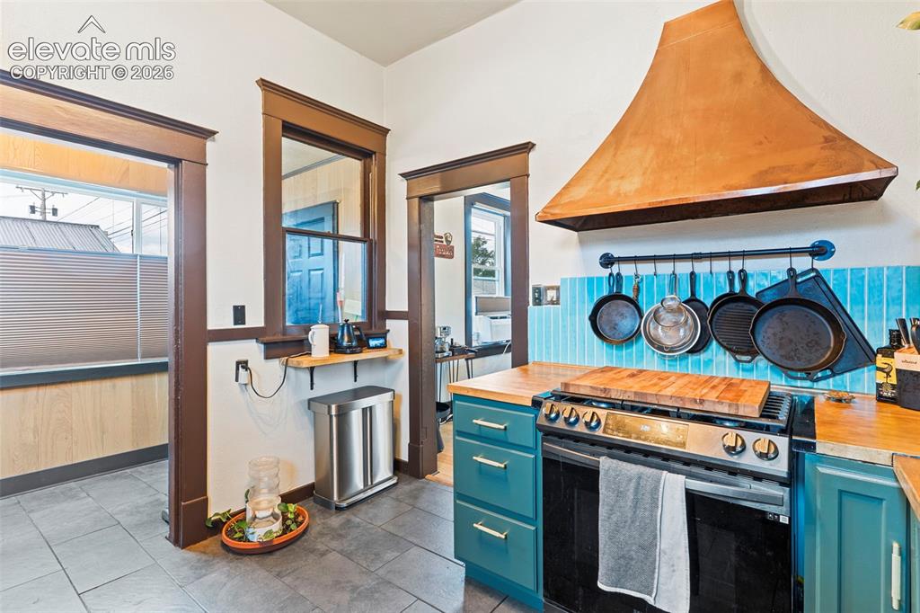 Image 6 of 20: Kitchen
