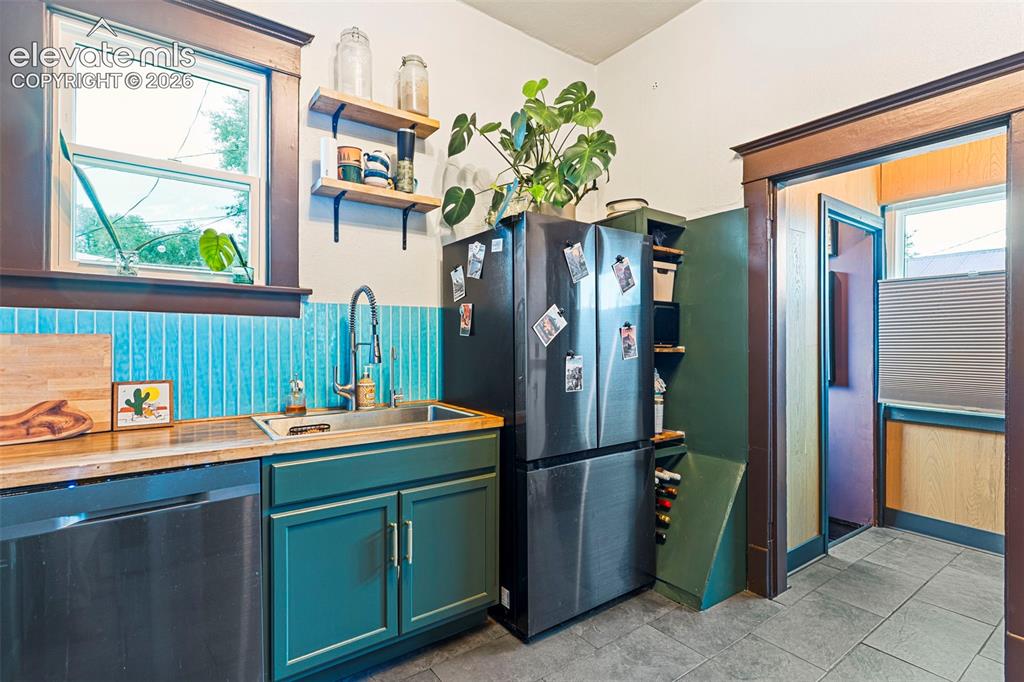 Image 7 of 20: Kitchen