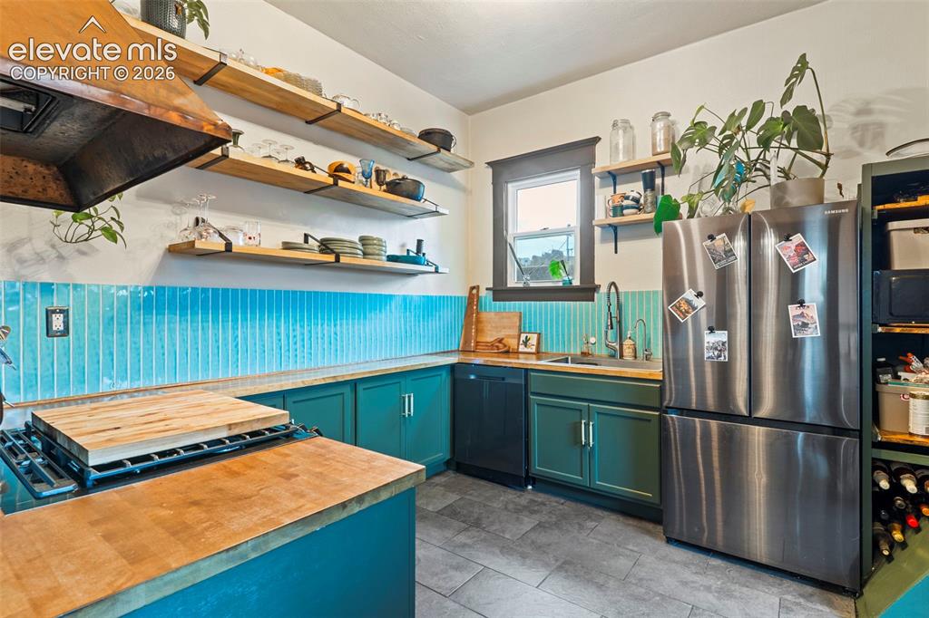 Image 8 of 20: Kitchen