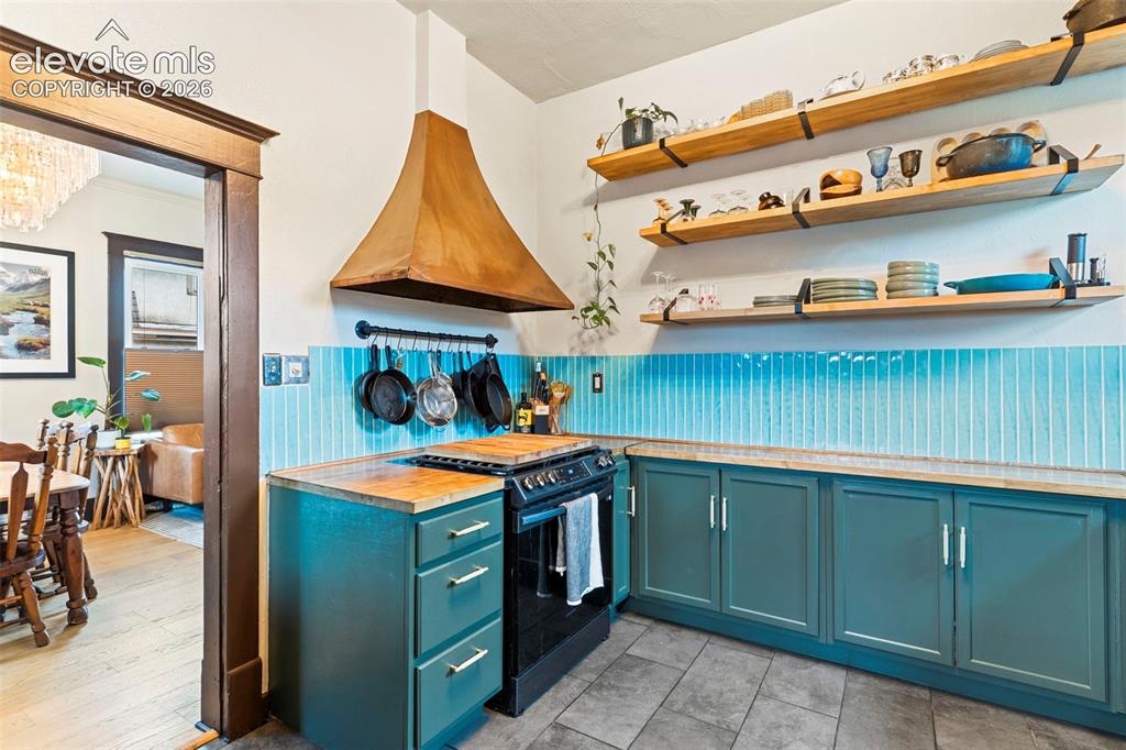 Image 9 of 20: Kitchen