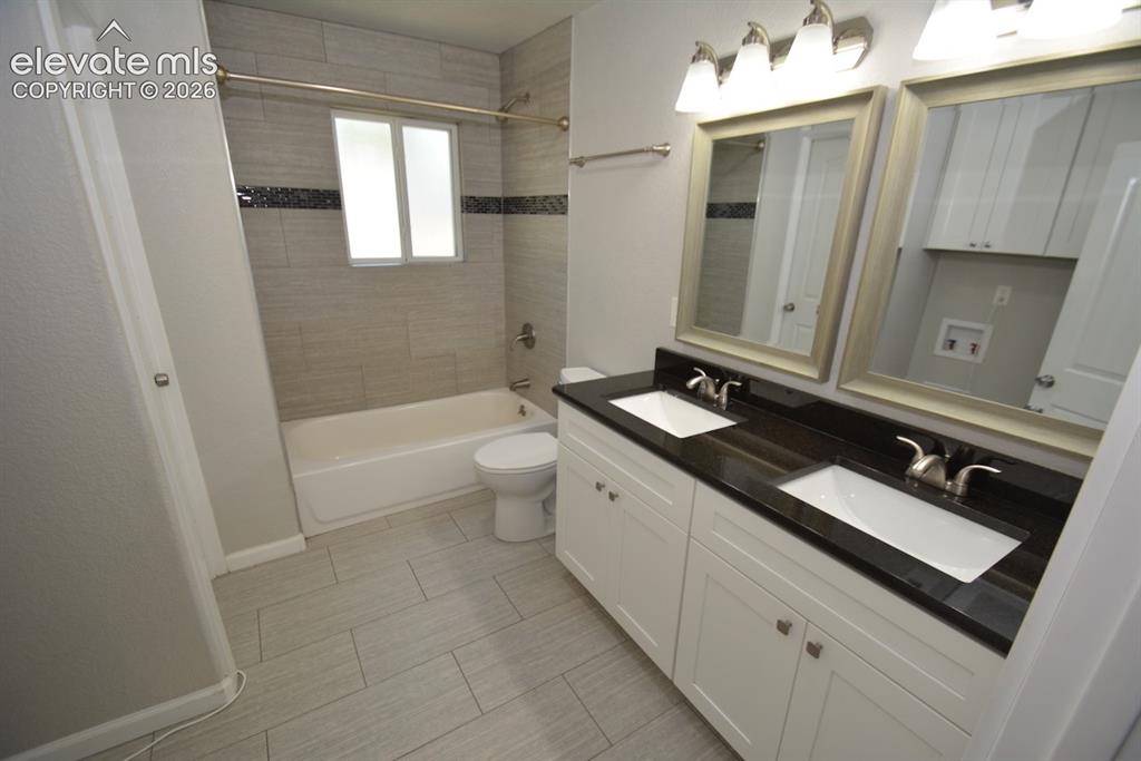 Image 20 of 48: Bathroom