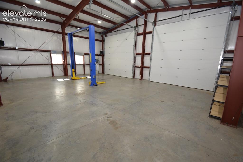 Image 37 of 48: 9000 pound lift capacity