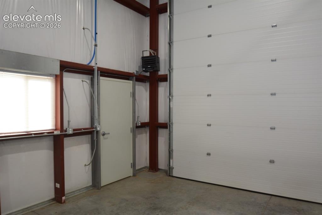 Image 40 of 48: Garage