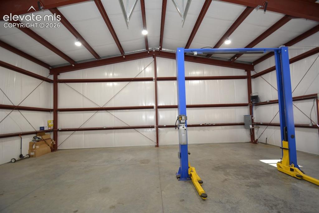 Image 42 of 48: Garage