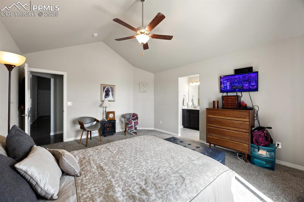 Image 19 of 50: Bedroom