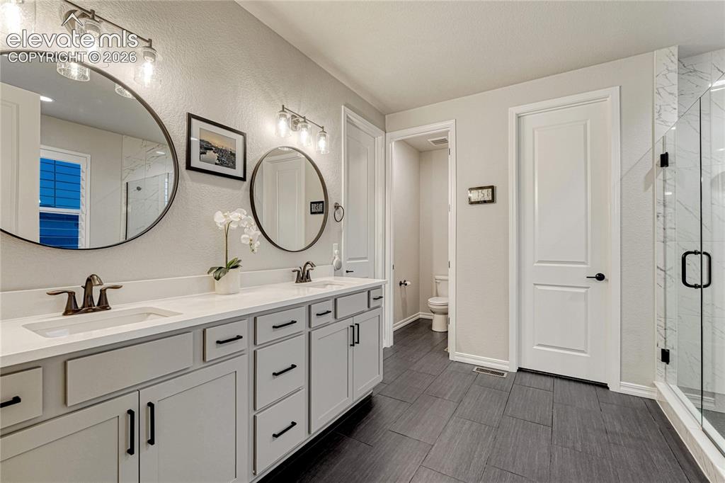 Image 17 of 43: Bathroom