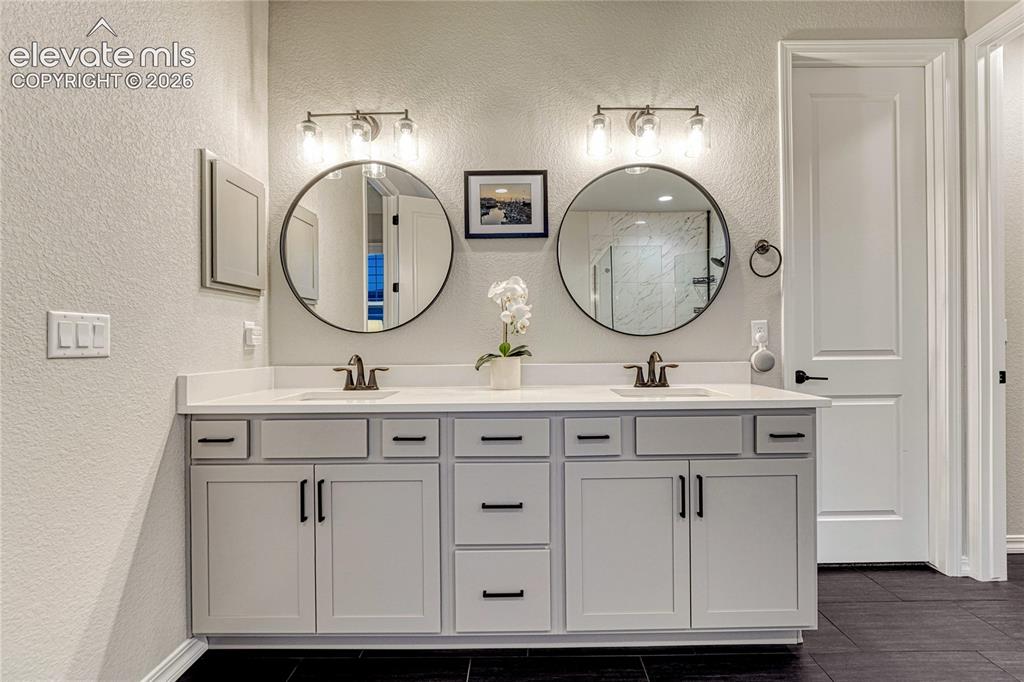 Image 19 of 43: Bathroom