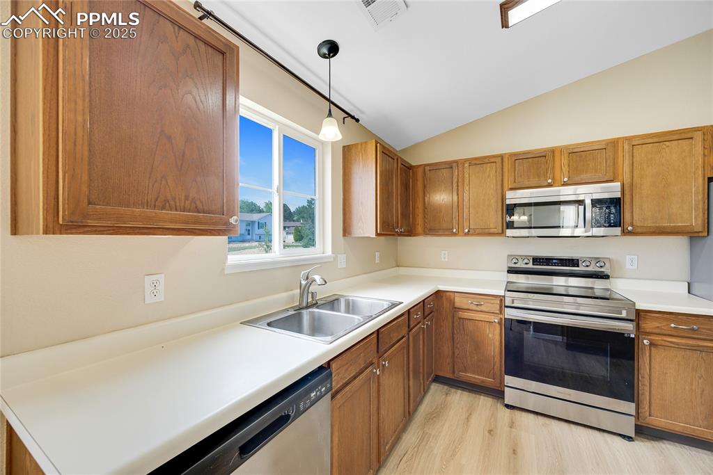 Image 12 of 30: Kitchen
