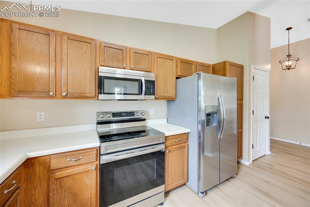 Image 13 of 30: Kitchen