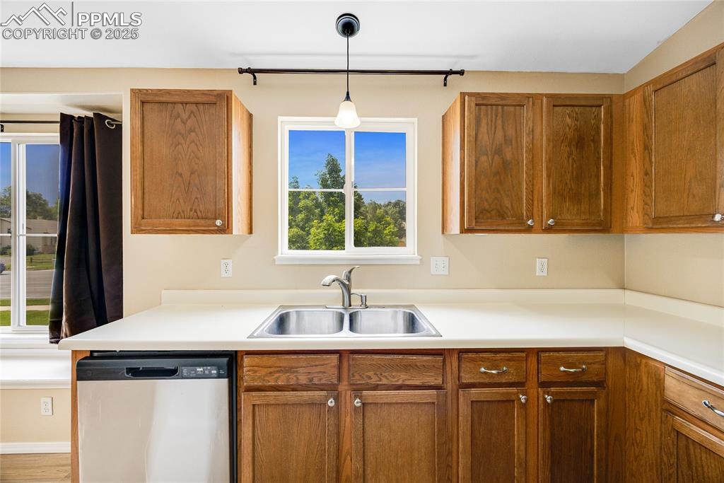 Image 14 of 30: Kitchen