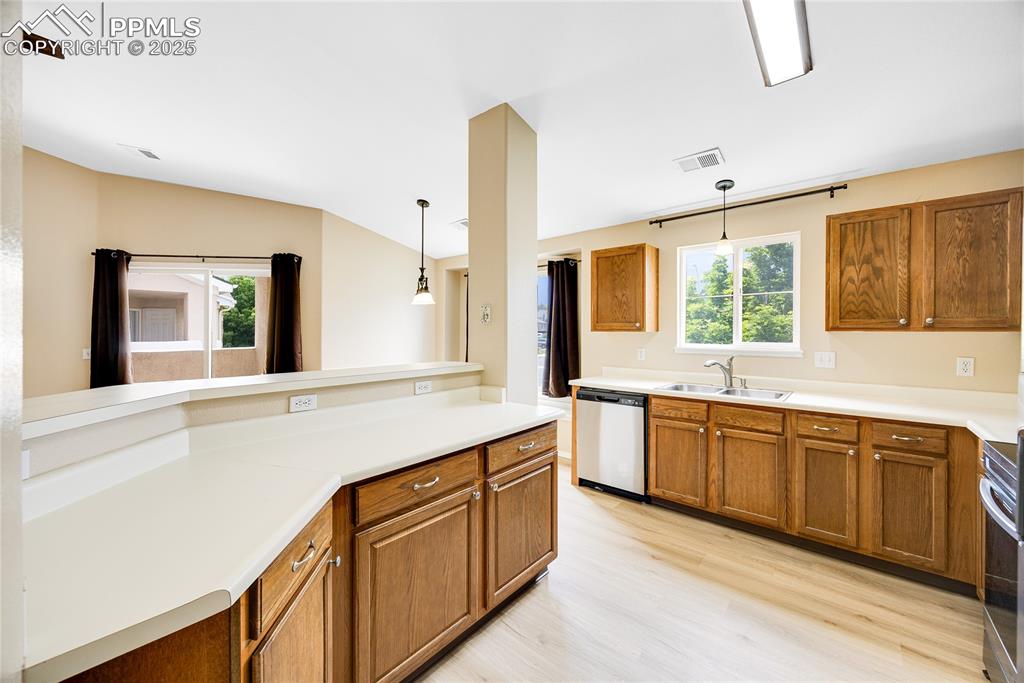 Image 15 of 30: Kitchen