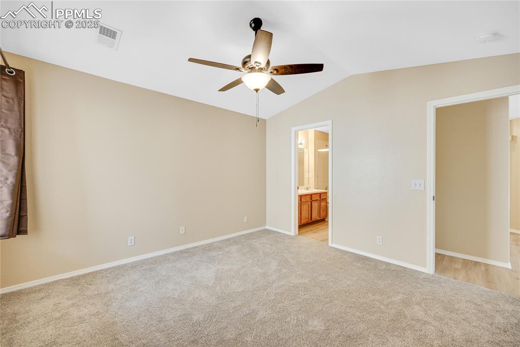 Image 18 of 30: Bedroom