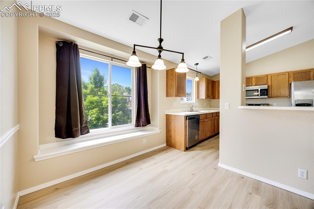Image 8 of 30: Kitchen