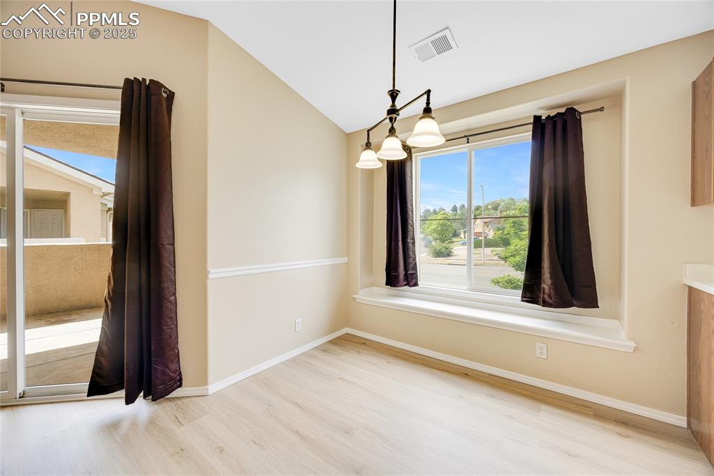 Image 9 of 30: Dining Area
